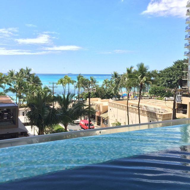 Infinity pool with Aloha 