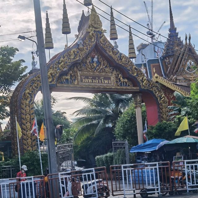 曼谷地鐵站旁廟宇Wat Hua Lamphong  