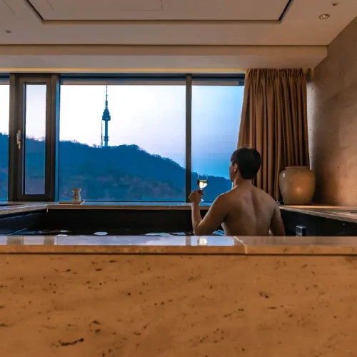 남산뷰 바라보며 스파를 즐길 수 있는 호캉스 호텔