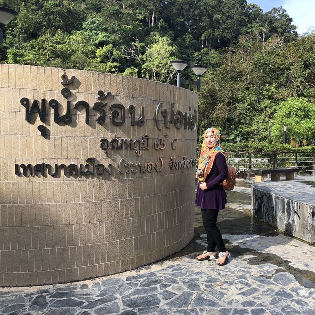 บ่อน้ำร้อนสวนสาธารณะรักษะวาริน ระนอง