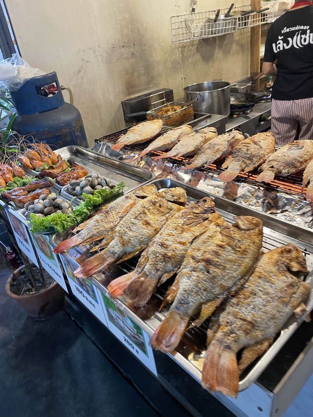 ตลาดนัดย่านพระราม9 ของกินเพียบ
