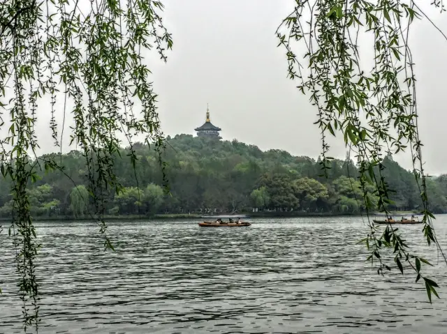 West Lake in Hangzhou China 🇨🇳 