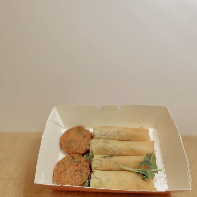《 喂 ! 有 人 圍 住 餵 你 食 飯 好 威 水 》