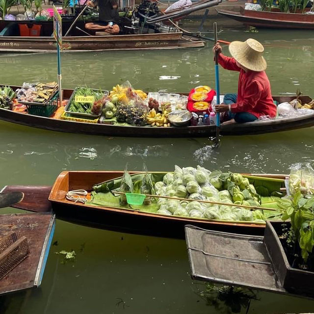 Damoen Saduak floating market 