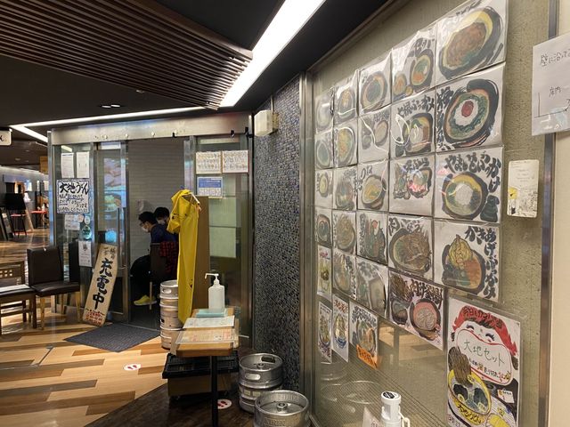 主要交通機関に直結。地下飲食店街『博多うまかもん通り』