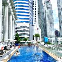 Fullerton Hotel great infinity pool & jacuzzi