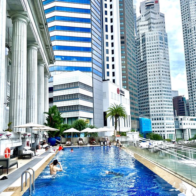 Fullerton Hotel great infinity pool & jacuzzi