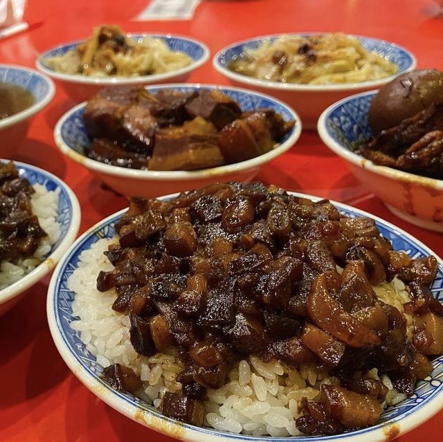 ［台北/萬華］ 小王煮瓜🥒｜2021榮獲必比登推薦美食!超好吃的黑金滷肉飯😍 