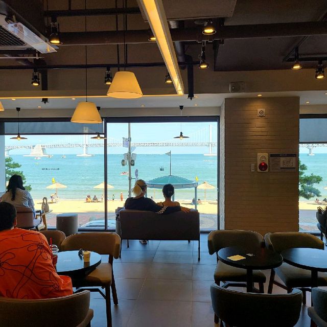 광안리 해수욕장 뷰를 마시는 카페 '할리스'