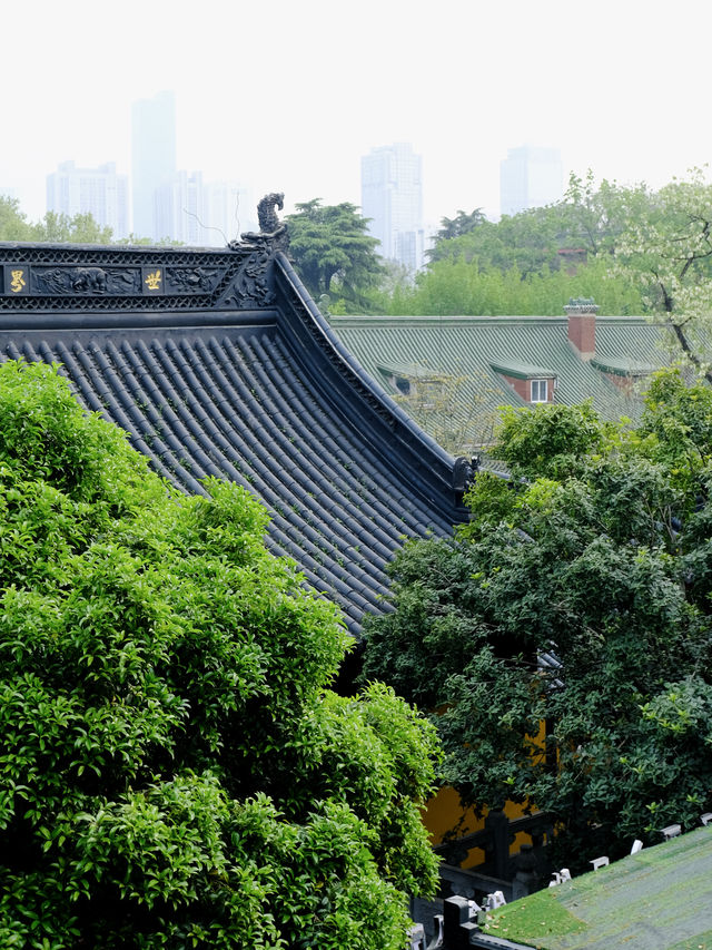The wise do not enter the river of love, young people worship Buddha for wealth, and Nanjing has accurate and spiritual places to seek wealth.