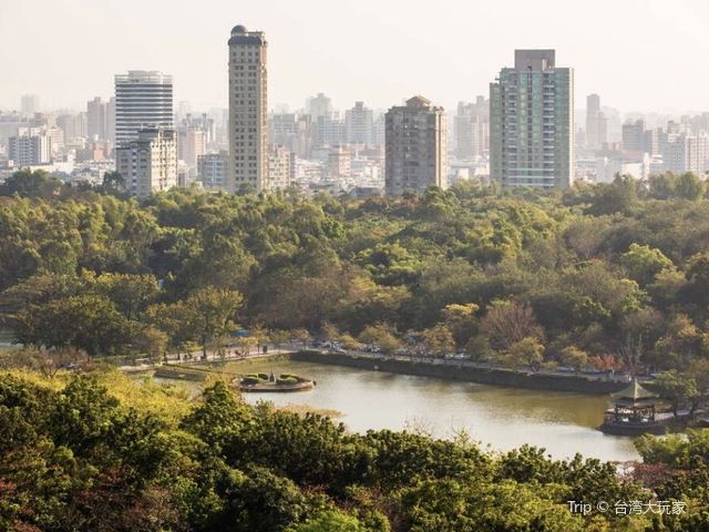 有『台灣西湖』之美譽，高雄澄清湖風景區，著名景點有三橋、六勝、八景，值得來訪。