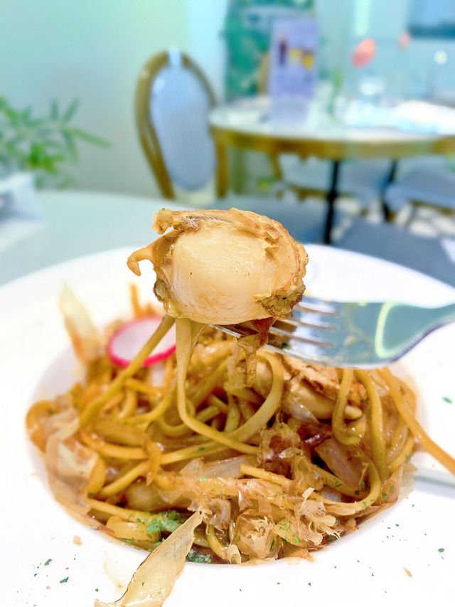 觀塘小叢林打卡Cafe   呢間餐廳想嚟試好耐🥰 見到好多打卡相都影到好靚 好似個小叢林咁☺️  餐廳環境原來好細， 有兩三個位Set好俾大家影相，任影唔嬲🤗 不過餐廳食嘢有限時 建議大家食完嘢先