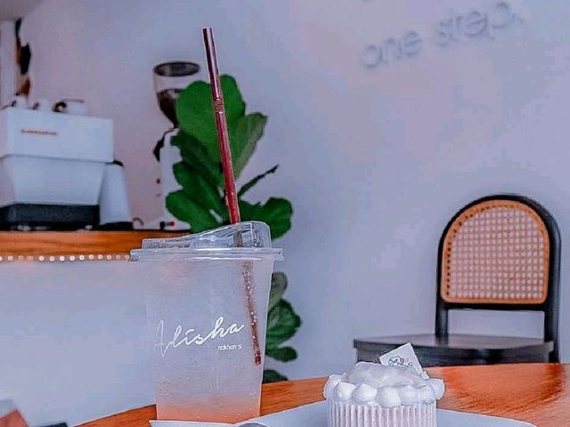คาเฟ่ติดเขา หรือ เขาติดคาเฟ่