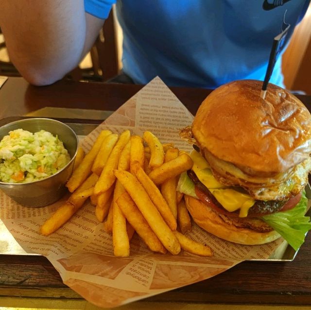 Dolphin Sports Bar & Grill, Sanya