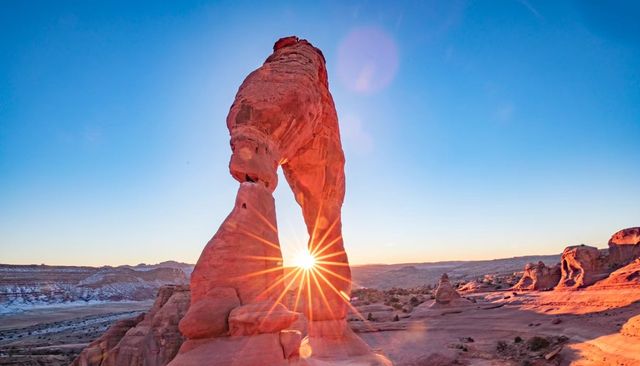 The Arches National Park in the United States, known as the "Red Rock Wonderland", gathers the most beautiful natural arches in the world.