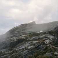 Tinggi tinggi Gunung Kinabalu 