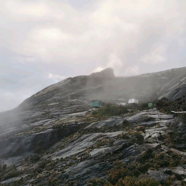 Tinggi tinggi Gunung Kinabalu 
