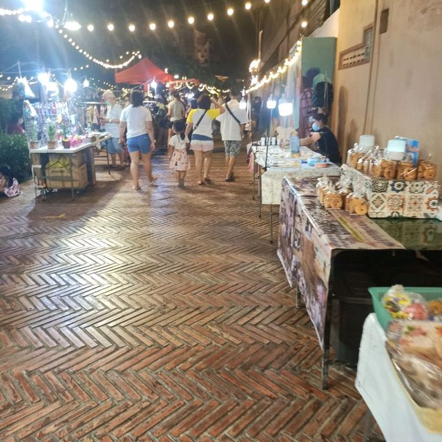 เดินกินเที่ยวคลองโอ่งอ่าง