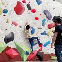 大小M顯出佢哋第一次 玩徒手攀石Bouldering