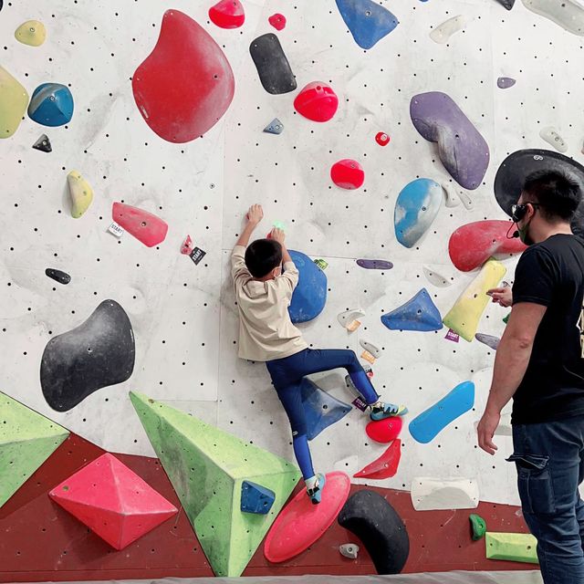 大小M顯出佢哋第一次 玩徒手攀石Bouldering