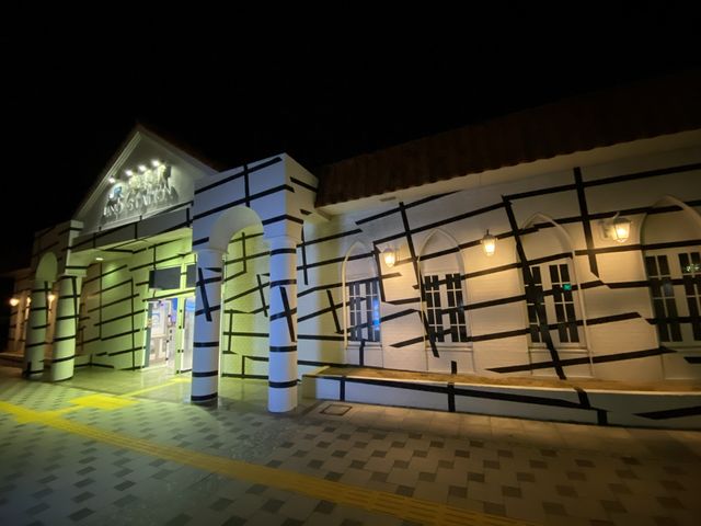 駅舎の壁面塗装はアート作品『JR宇野駅』