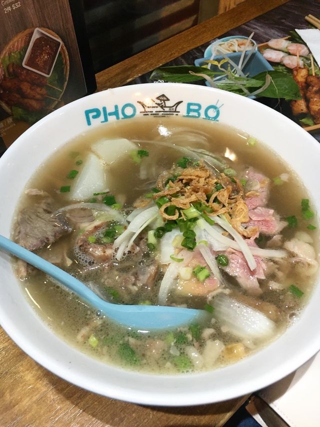  廟街裏的越南小店 大大碗牛骨河粉😋