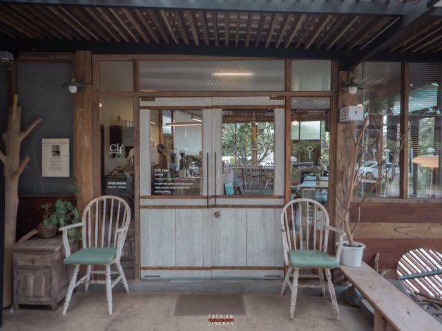 คาเฟ่บ้านไม้ cozy ที่ผสมผสานความล้านนาได้อย่างลงตั