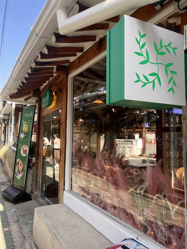 韓国/ソウル【益善洞】キリンやライオンのオブジェがある🦒🦁広々としたカフェ