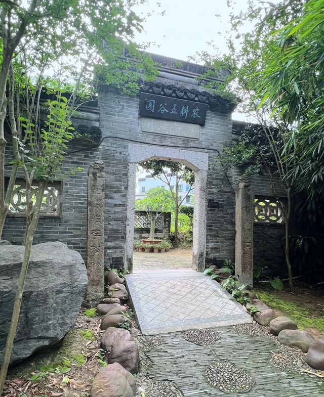 You will really miss out if you don't come to Zhan Garden during the May Day holiday.