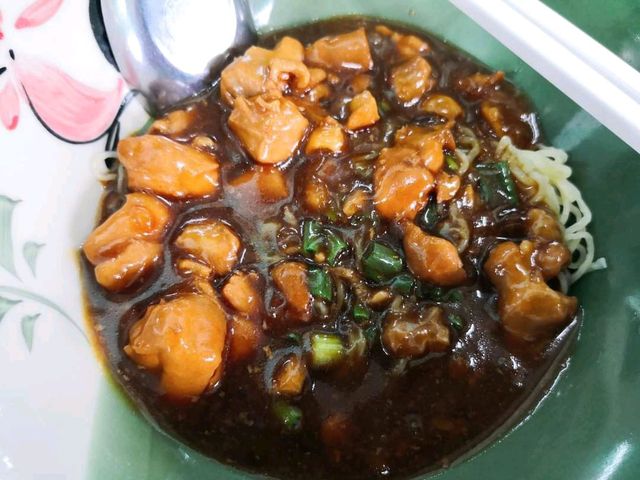 ข้าวหน้าไก่ห้าแยก เหลาะงาทิ้น 
ห้องอาหารพูนเลิศ 😋