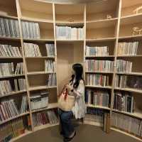 奈良市にある観光案内所 繭がオシャレ