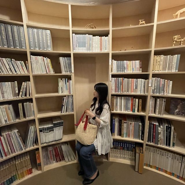 奈良市にある観光案内所 繭がオシャレ
