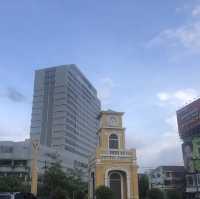 an unmissable landmarks in a roundabout  