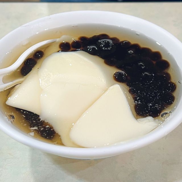[新北淡水甜點]滬尾豆花~淡水在地人的古早味豆花｜花生超綿密入味 粉紅軟嫩Q談｜居然有葡萄乾豆花