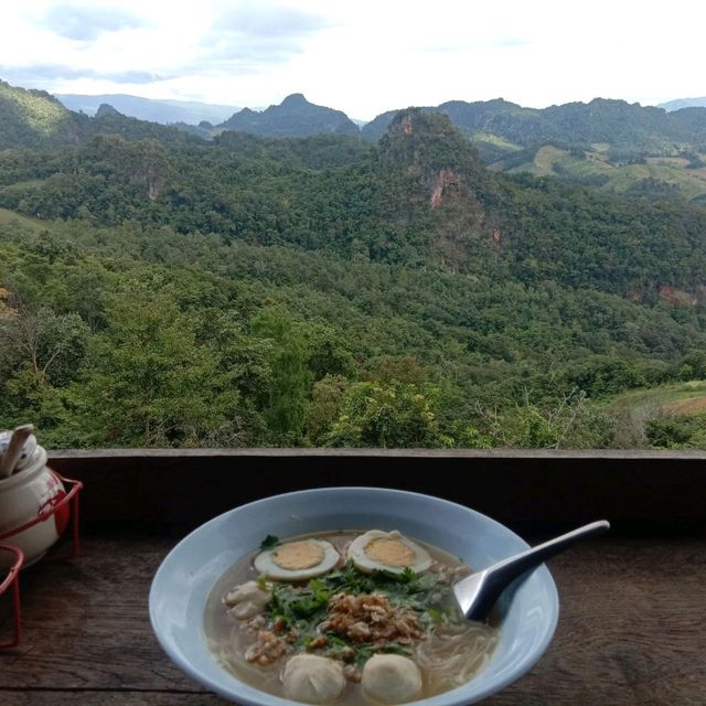 ก๋วยเตี๋ยวหลักสิบ วิวหลักล้าน