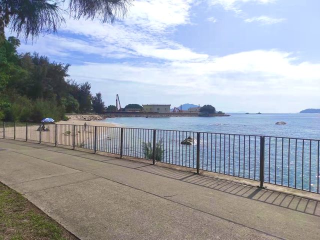 長洲東灣海灘：吃著西瓜冰和大魚蛋曬太陽