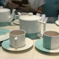 A cafe in a Tiffany Blue jewellery box