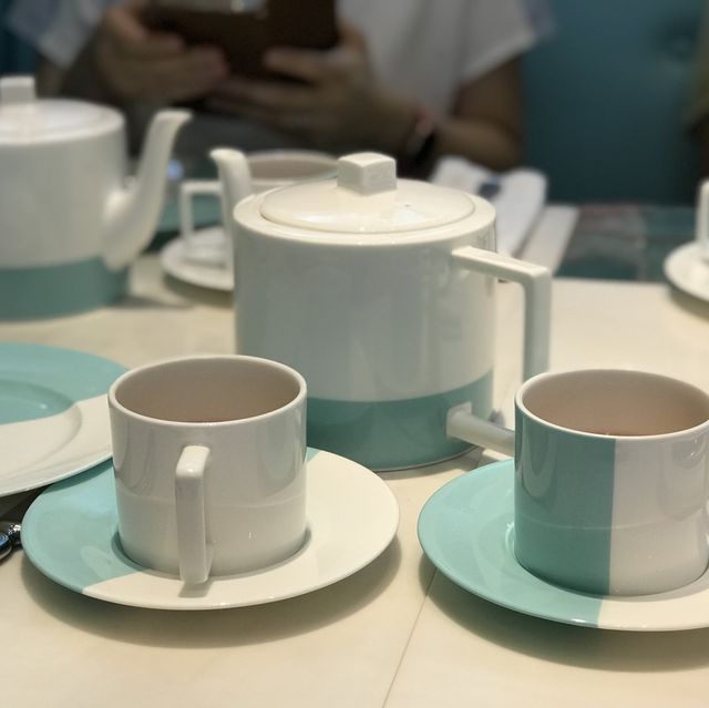 A cafe in a Tiffany Blue jewellery box