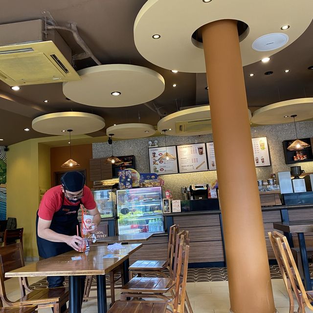 พักดื่มกาแฟเวียดนามรสเข้มข้นที่ Highlands Coffee 