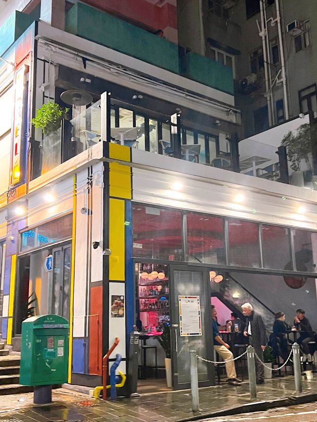 中環Soho 區兩層高法國小酒館 