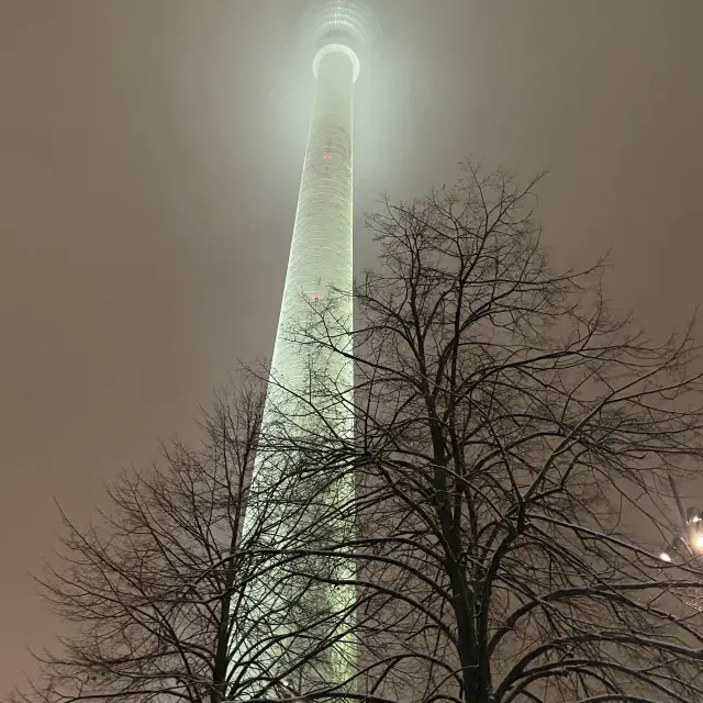 snows on the Tower on Christmas eve am Alex