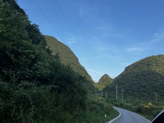 Beautiful mountains along the Pingba route. 