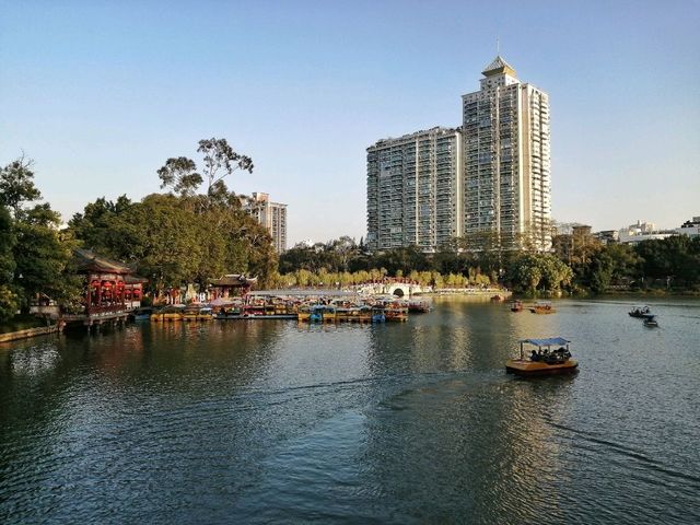 Relaxing at the West Lake Park in Fuzhou! 