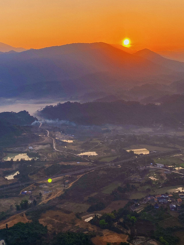Laos Travel Guide | Watch the sunrise from the world's cheapest hot air balloon ride!