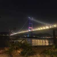 青馬大橋下的沙灘日與夜
