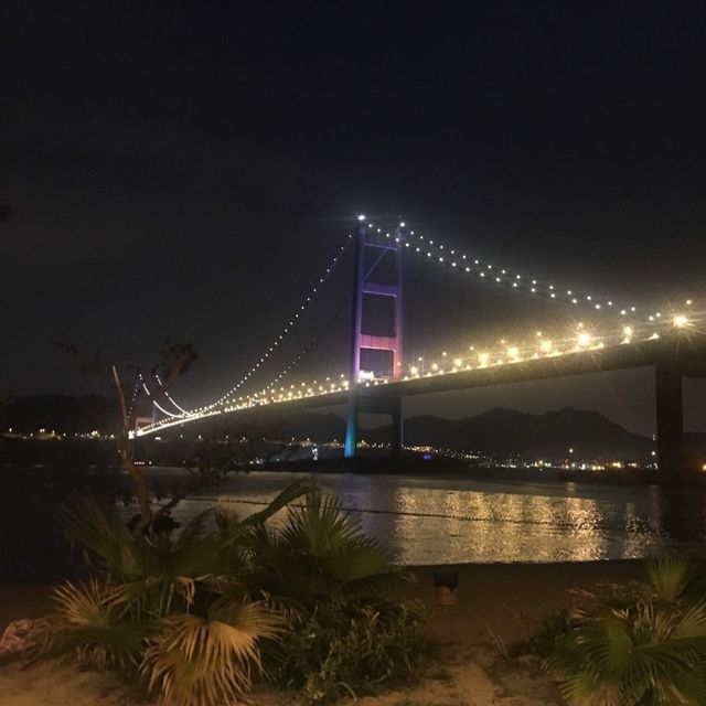 青馬大橋下的沙灘日與夜