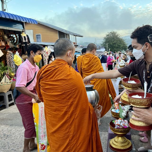 ใส่ชุดมอญตักบาตรที่สังขละบุรี