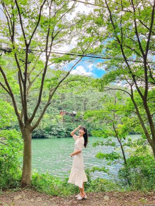 #캠핑 #자연휴양림 #차크닉 

지금이 자연휴양림에서 캠핑하기 딱좋아🏕

거리두기로 인해 캠핑에 대한 인기가 높아진이후, 식을줄 모르는 인기가 계속되고 있는것 같아요

저도 차박의 매력에 빠져 종종 분위기를 즐기곤 하는데요! 
캠핑을 도전해보고 싶어도 한번 시작하면 뭐든 완벽하게 해야하는 제 성격때문에 짐이 많아서 감당이 안될까봐 도전하기 어려웠거든요🥹...

이곳은 1캠핑당 1주차❗️
피톤치드 뿜뿜하는 소나무그늘 아래에 텐트쳐놓고
바로 옆 주차된 차에서 필요한게 있으면 바로바로 꺼내쓰고! 너무 좋지않나요? 
졸졸졸 흐르는 계곡물소리까지 들으며 피톤치드 힐링하러 가실분🙋🏻‍♀️

📍희리산해송자연휴양림
충남 서천군 종천면 희리산길 206
▫️매일 09:00-18:00 / 매주 화 휴무
▫️산림청 휴양림이라 가격이 매우 저렴