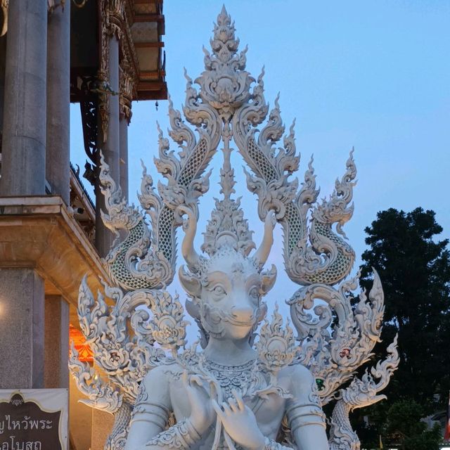 ชมงานปั้นแนวพุทธศิลป์วัดกลางกรุงเทพฯ 
