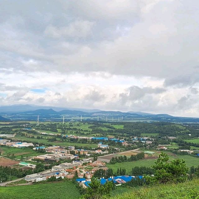 제주 서쪽 일몰 명소로 유명한 '금오름'